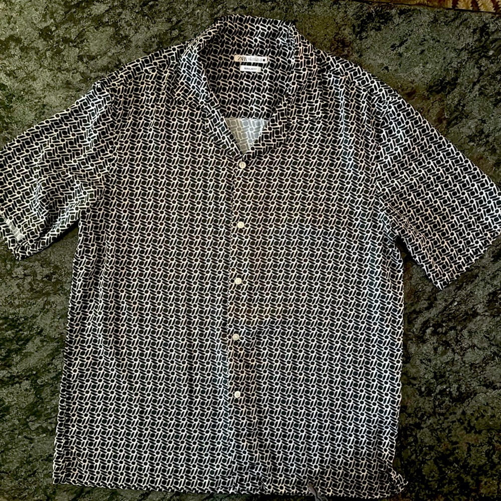 ZARA Silky short sleeve men’s button up shirt. Preowned,excellent condition.